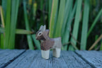 Holzfigur Zicklein von HolzWald, dunkel mit hellen Beinen