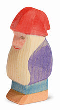 Ostheimer Zwerg Bodo, Holzfigur mit roter Mütze und violettem Kittel